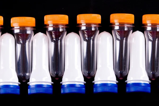 Sistema di ispezione visiva per il controllo qualità basato sull'intelligenza artificiale per preforme di bottiglie in plastica