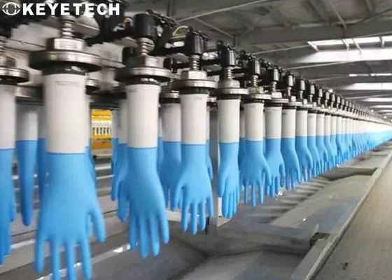 Qualità di superficie del guanto del silicone che controlla macchina per vedere se c'è la catena di montaggio della fabbrica