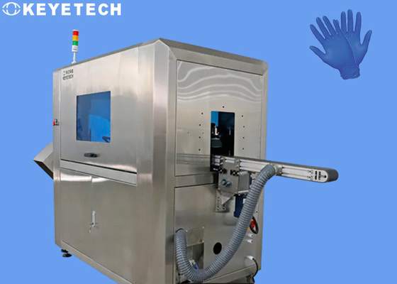 Qualità di superficie del guanto del silicone che controlla macchina per vedere se c'è la catena di montaggio della fabbrica